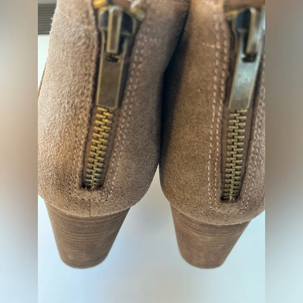 Lord &‎ Taylor 424 Fifth Taupe Suede Booties Sz. 10